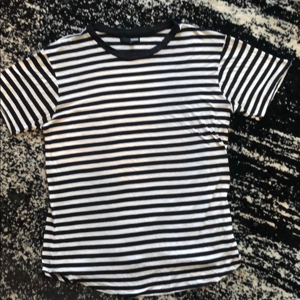 Striped Scoop Hem T-Shirt - L
